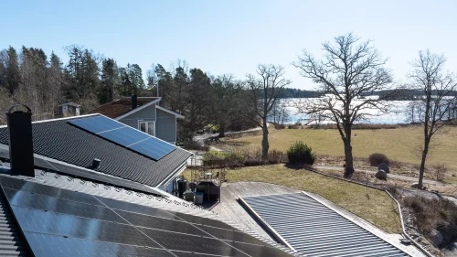 bilder visar solceller på en villa
