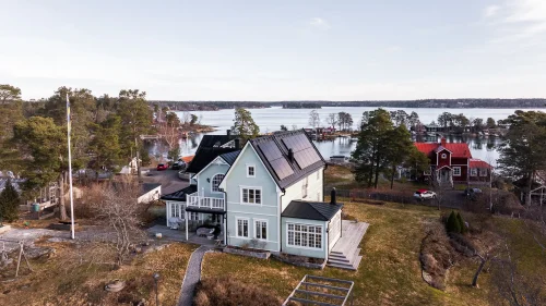 Bilden visar en villa med solcellspaneler på taket