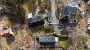 bilden visar två grannar som moveco monterat solceller hos